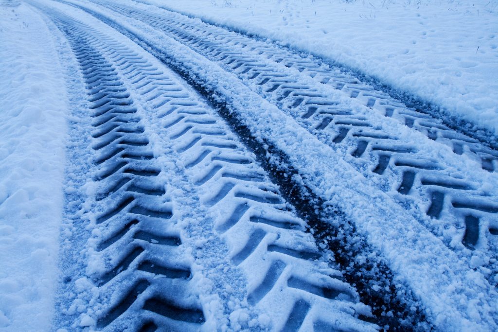 snow-track-1151209-1599x1066